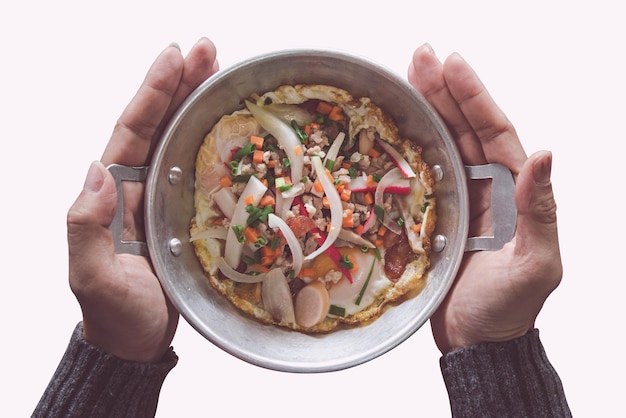 Gotujące ręce nad garnkiem